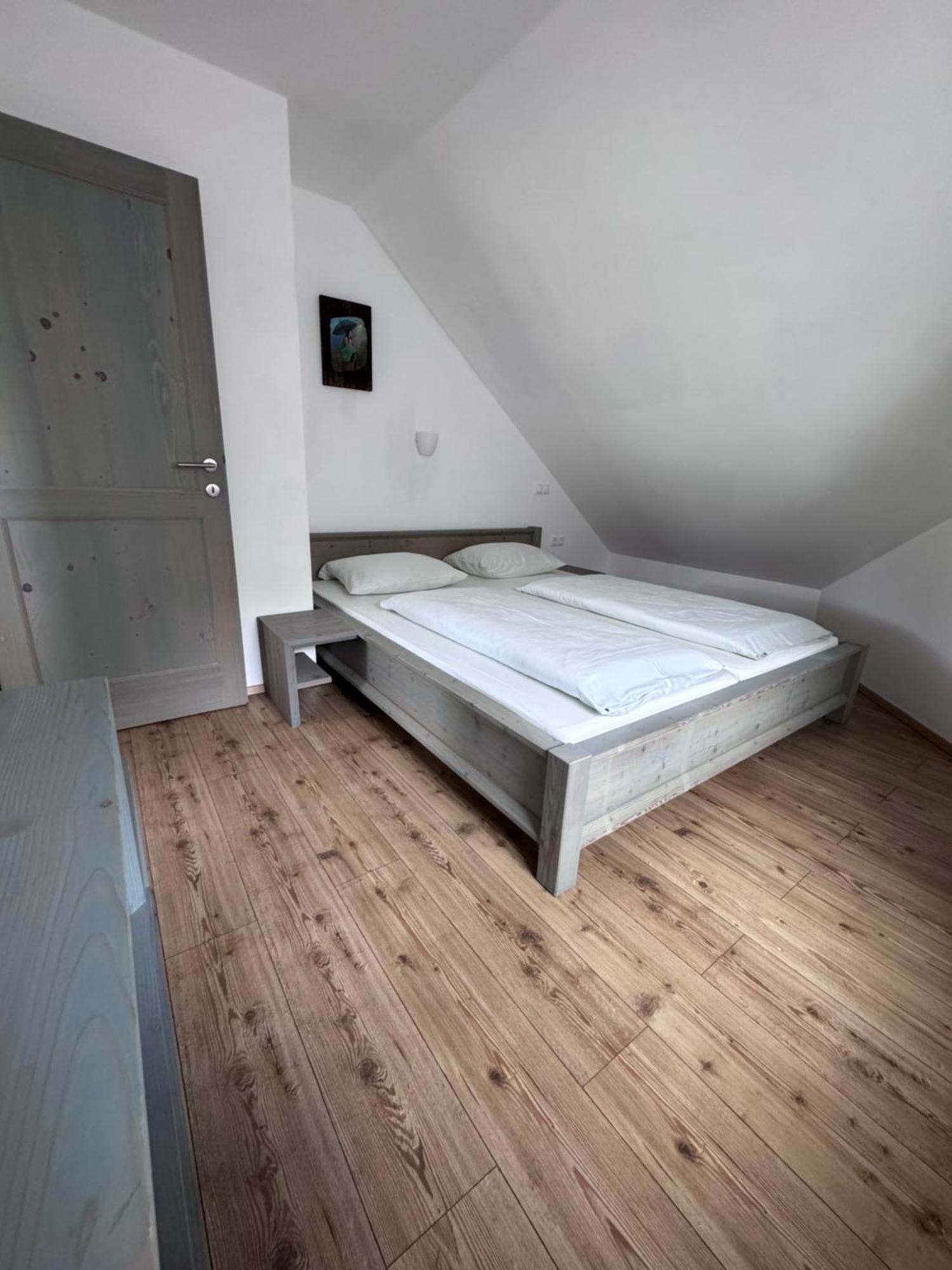 Guesthouse Tolc Spodnja Sorica Exterior foto